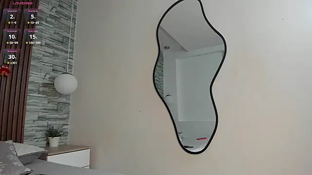 skinny naughty  online show from December 1, 2025, 8:58 pm