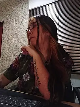 mia torress  online show from December 1, 2025, 4:12 pm