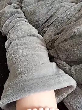 gatitachula93 online show from April 7, 2026, 3:12 pm