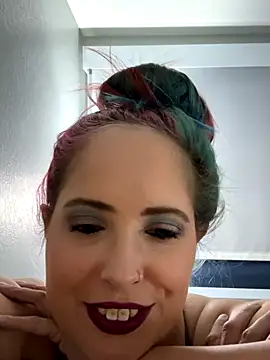 Snapshot of IconicBaddie chatting on December 1, 2025, 8:30 am IconicBaddie online show from December 1, 2025, 8:30 am