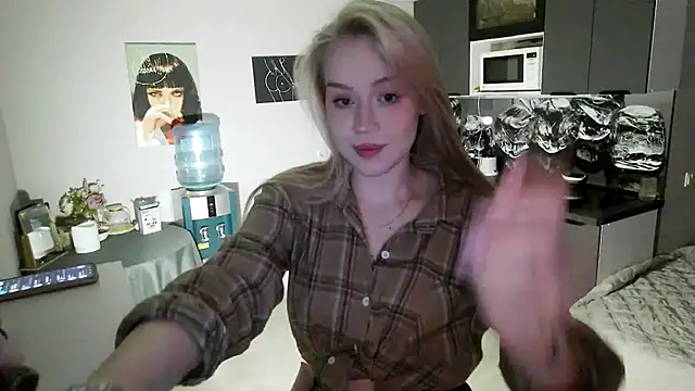 LunaPeony online show from February 4, 2026, 4:46 pm