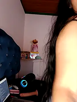 MisNicol online show from December 4, 2025, 8:28 pm