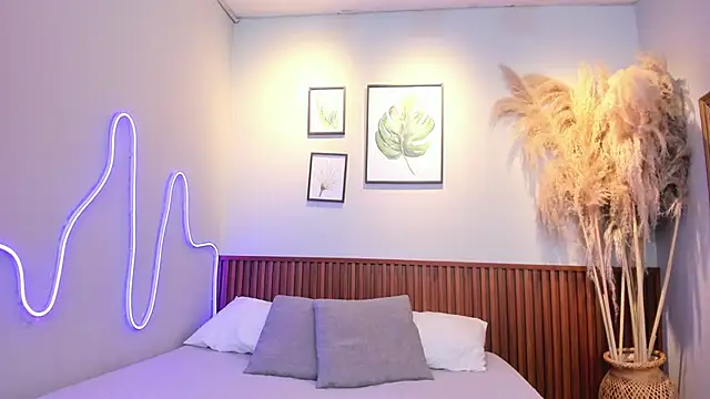 MIAROGGERSS online show from March 26, 2026, 3:56 am