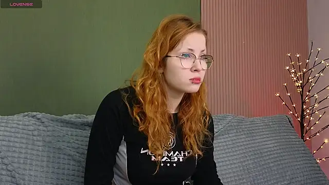 Snapshot of Sofie_Burn chatting on December 15, 2025, 4:17 am Sofie Burn online show from December 15, 2025, 4:17 am