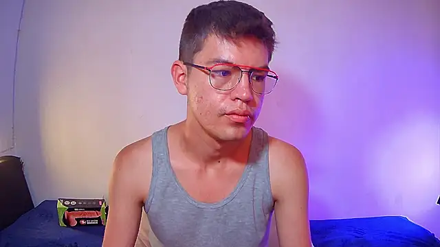 nicolatinboy online show from April 10, 2026, 5:39 pm