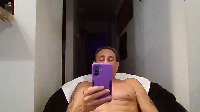 Snapshot of johnnymarino1010 chatting on April 28, 2026, 4:06 am johnnymarino1010 online show from April 28, 2026, 4:06 am