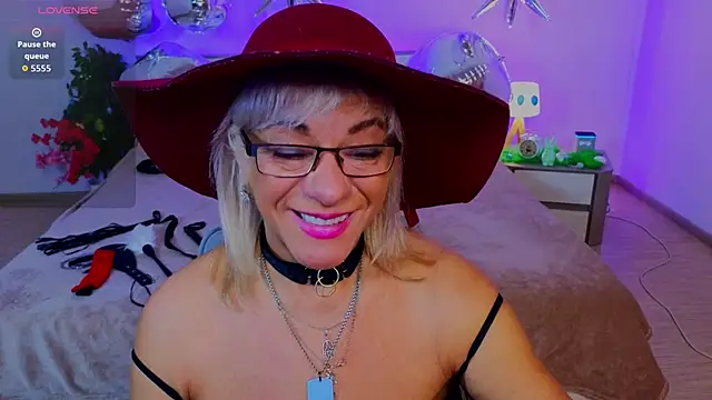 AnittaHarris  online show from April 1, 2026, 3:40 am