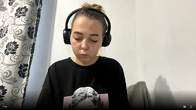 Snapshot of DavidaDao chatting on December 4, 2025, 2:04 pm DavidaDao online show from December 4, 2025, 2:04 pm