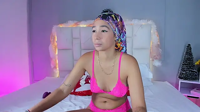 EmmaLawrence  online show from December 18, 2025, 4:35 pm