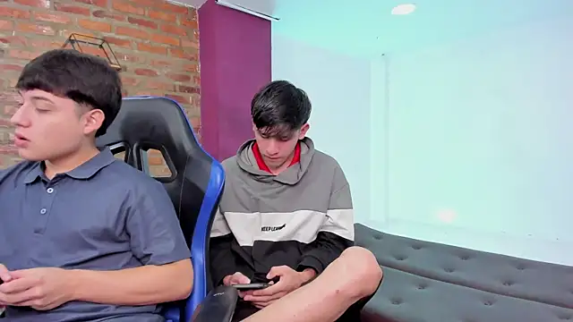 HotThreesoome online show from April 16, 2026, 1:12 pm