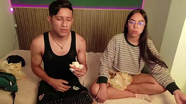 Violet and Dylan online show from December 14, 2025, 12:10 pm