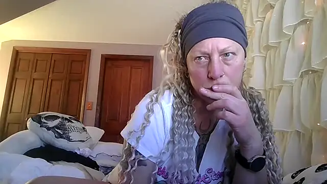 Outdoorchicjj online show from February 6, 2026, 8:34 pm