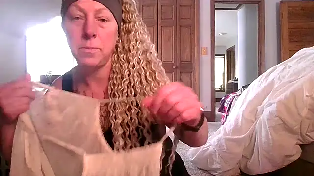 Outdoorchicjj online show from February 10, 2026, 2:21 pm