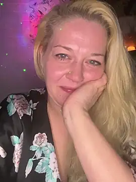 Snapshot of JenniferCarmen chatting on January 6, 2026, 4:43 pm JenniferCarmen online show from January 6, 2026, 4:43 pm