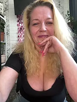 Snapshot of JenniferCarmen chatting on February 16, 2026, 9:05 am JenniferCarmen online show from February 16, 2026, 9:05 am