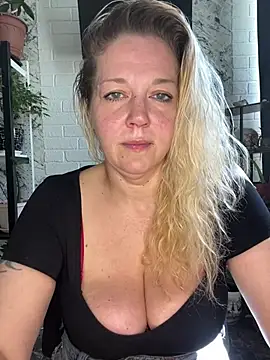 JenniferCarmen online show from June 4, 2026, 3:45 am