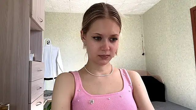 ZaidaSchwarten online show from March 10, 2026, 11:59 am