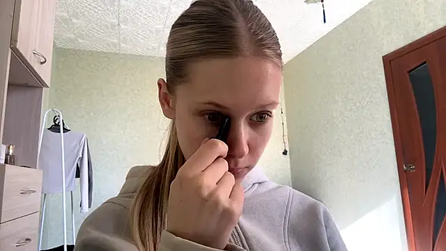 ZaidaSchwarten online show from April 5, 2026, 1:30 pm