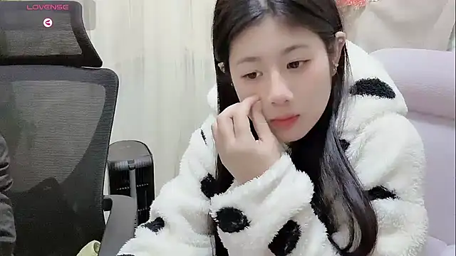 Yvonne-07 online show from January 9, 2026, 3:04 pm