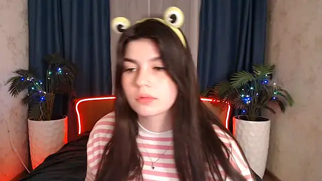 KisaModel online show from December 15, 2025, 10:19 am