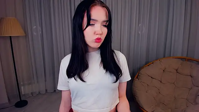 LenaKurpiel online show from December 17, 2025, 5:41 pm