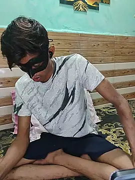 xoupleaura online show from April 1, 2026, 7:44 pm