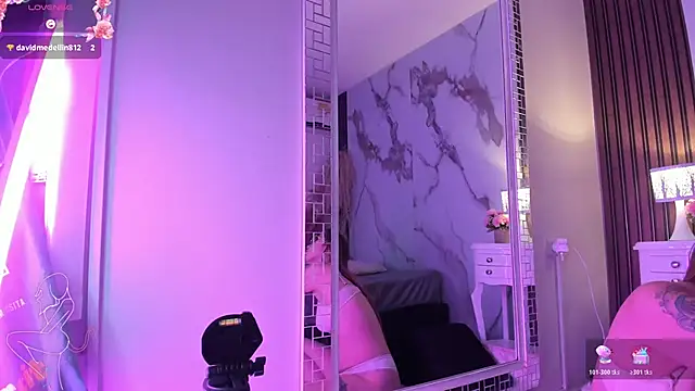 Annyhathatway online show from April 13, 2026, 9:20 pm