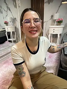 Annyhathatway online show from May 15, 2026, 11:45 pm