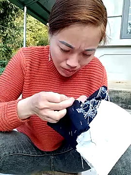 Snapshot of little-effy chatting on December 19, 2025, 8:21 am little-effy online show from December 19, 2025, 8:21 am