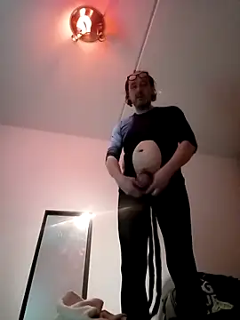 Olivassl22 online show from April 16, 2026, 7:25 pm