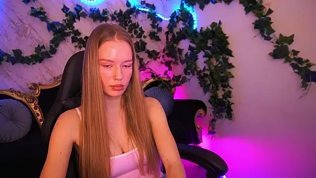 MollyyMayy online show from December 15, 2025, 5:06 pm