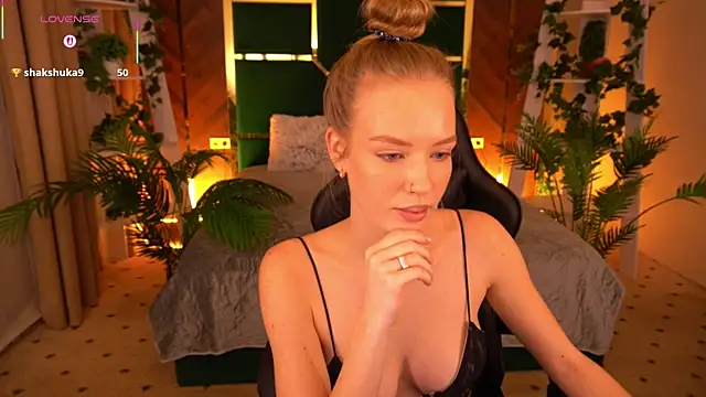 MollyyMayy online show from February 5, 2026, 3:49 pm