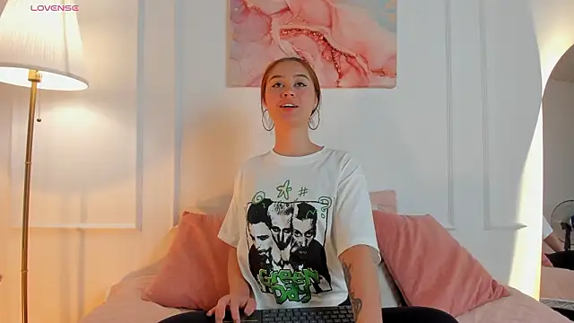 Amelia Saenz  online show from March 24, 2026, 9:31 pm