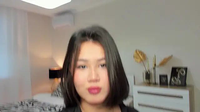 Brunette Charm online show from January 18, 2026, 11:14 am