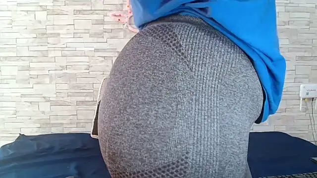 Yellowmellow01 online show from April 14, 2026, 12:55 pm