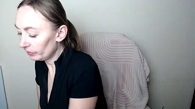 Snapshot of LiaSeass_ chatting on February 5, 2026, 12:21 pm LiaSeass online show from February 5, 2026, 12:21 pm