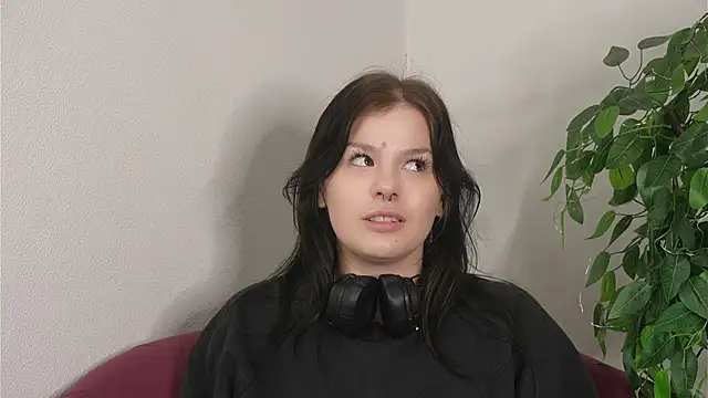 LesleyManire online show from December 17, 2025, 10:54 am