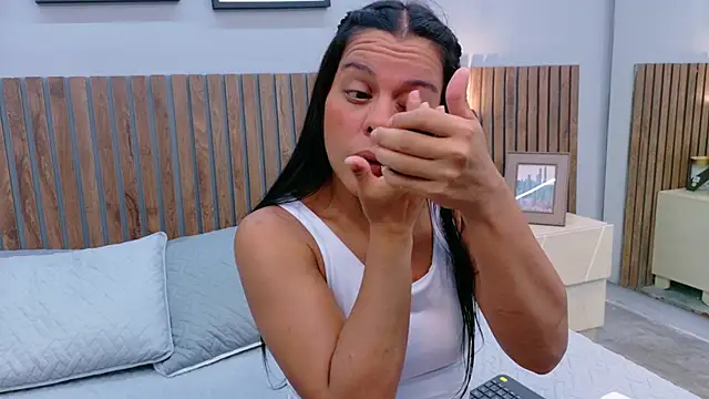 Mia Bellefort online show from March 25, 2026, 7:42 pm