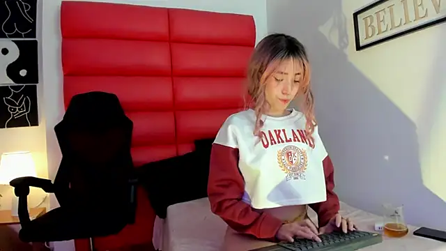 Snapshot of Oliviamonroex18 chatting on January 8, 2026, 10:45 pm Oliviamonroex18 online show from January 8, 2026, 10:45 pm