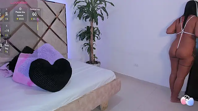 Snapshot of queenie_staar chatting on February 22, 2026, 9:24 pm queenie staar online show from February 22, 2026, 9:24 pm