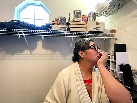 Snapshot of BettyWhispers chatting on December 21, 2025, 6:37 pm BettyWhispers online show from December 21, 2025, 6:37 pm