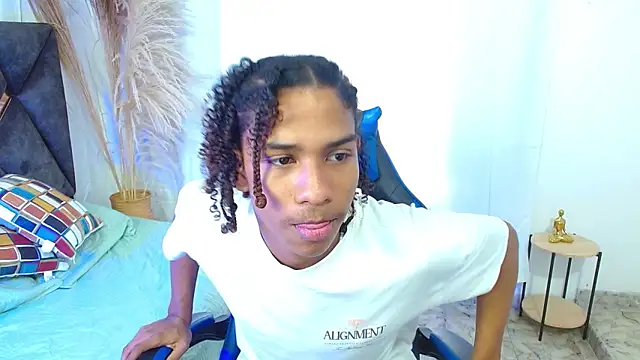 angelll18  online show from December 18, 2025, 8:48 pm