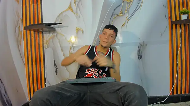 Straight Guy22 online show from December 19, 2025, 4:19 am