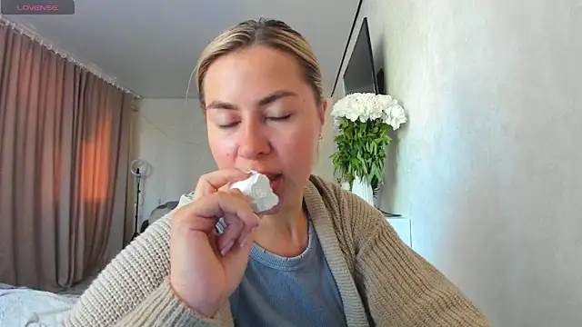 Snapshot of Roxi_Joy chatting on June 1, 2026, 6:04 am Roxi Joy online show from June 1, 2026, 6:04 am