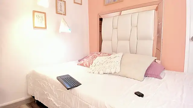 Kloebaby  online show from April 30, 2026, 8:26 pm