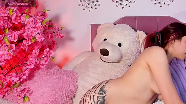 Snapshot of Nickie_reed_ chatting on April 21, 2026, 2:51 am Nickie reed online show from April 21, 2026, 2:51 am