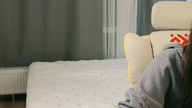 fallin lovee online show from February 24, 2026, 9:57 pm