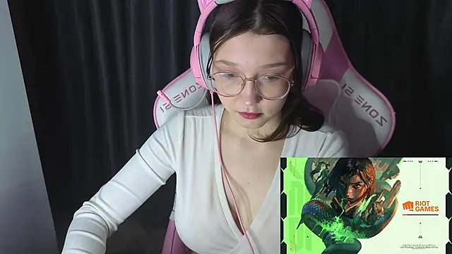 Pink-Aura- online show from January 15, 2026, 8:23 pm