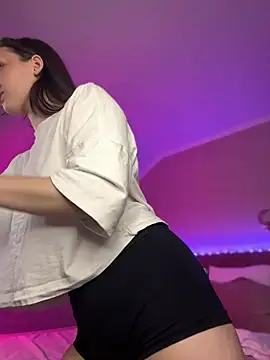 Snapshot of LuxBrunette_ chatting on February 9, 2026, 5:22 am LuxBrunette online show from February 9, 2026, 5:22 am