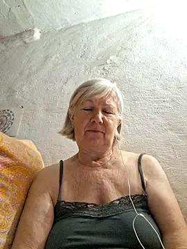 KlaudiaDarling online show from June 7, 2026, 6:33 pm